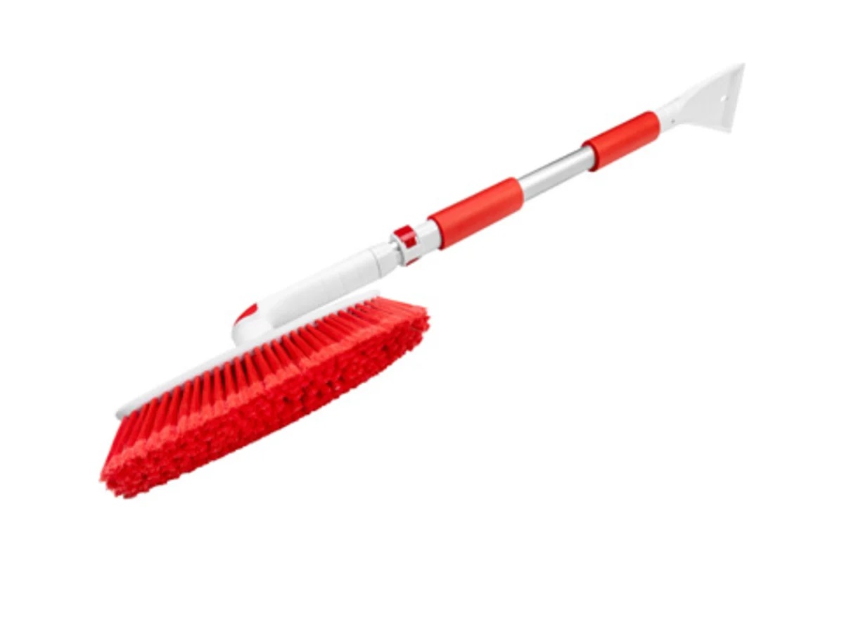 Щетка от снега со скребком SKYWAY 86-122см мягкая щетина S07801033